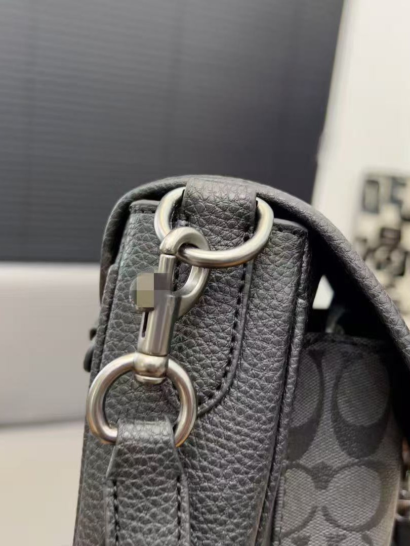 2025 nuevo bolso cuadrado pequeño de mensajero de un solo hombro portátil de color sólido de cartero retro popular de este año