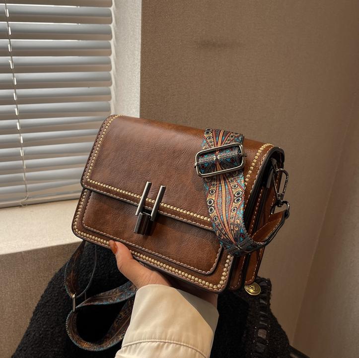 Popular retro textura bolso cuadrado para mujeres 2025 nuevo estilo simple de moda bolso de hombro correa ancha mochila casual