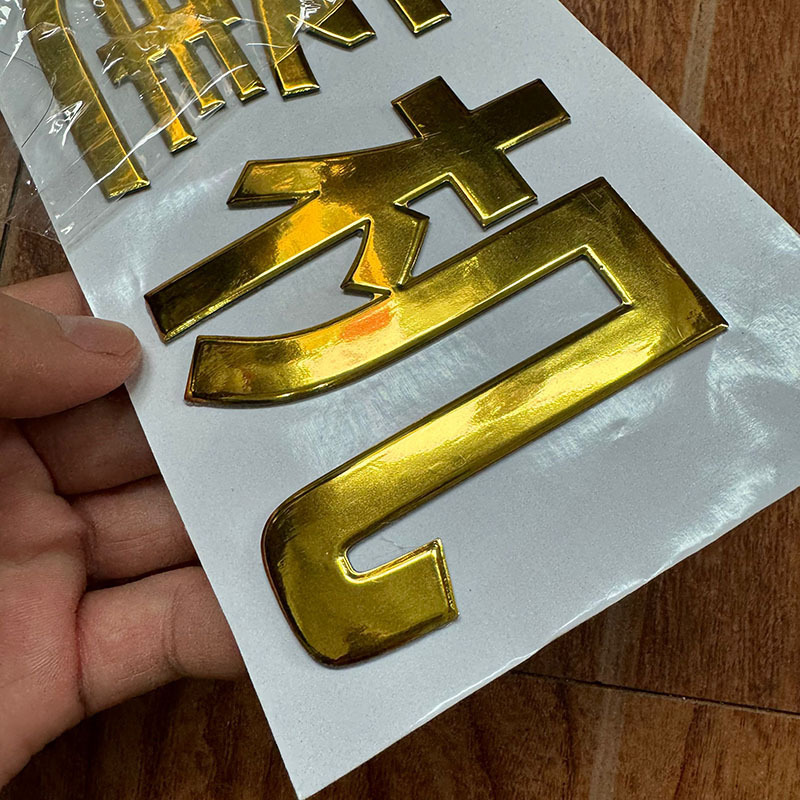 Producción de texto de metal estereoscópico 3D alargado y grande se puede pegar en el efecto estereoscópico dorado del automóvil mecánico