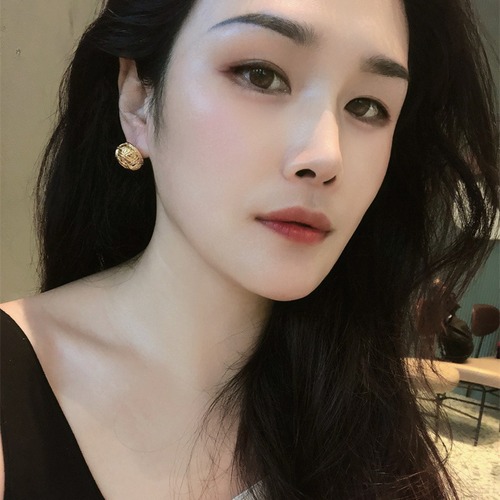 Genuine Shell Flat Bead Necklace Set with 18K Gold Plated Wire-wound Earrings - A Luxurious and Elegant Accessory