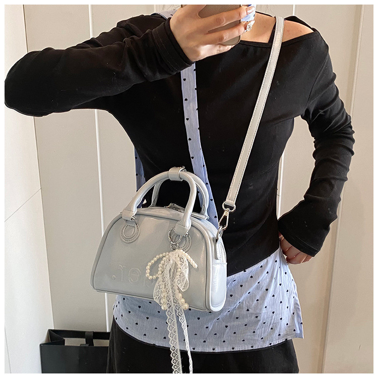 This year, Korean-style, stylish and simple hand-held bags with niche designs are in vogue. These are fashionable summer underarm bags for women's commuting undefined