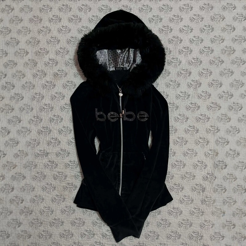 Black velvet rhinestone-embellished hooded cardigan with fur collar, bebe letter print, slim-fit velvet jacket, vintage top for hot girls Black velvet rhinestone-embellished hooded cardigan with fur collar, bebe letter print, slim-fit velvet jacket, vintage top for hot girls