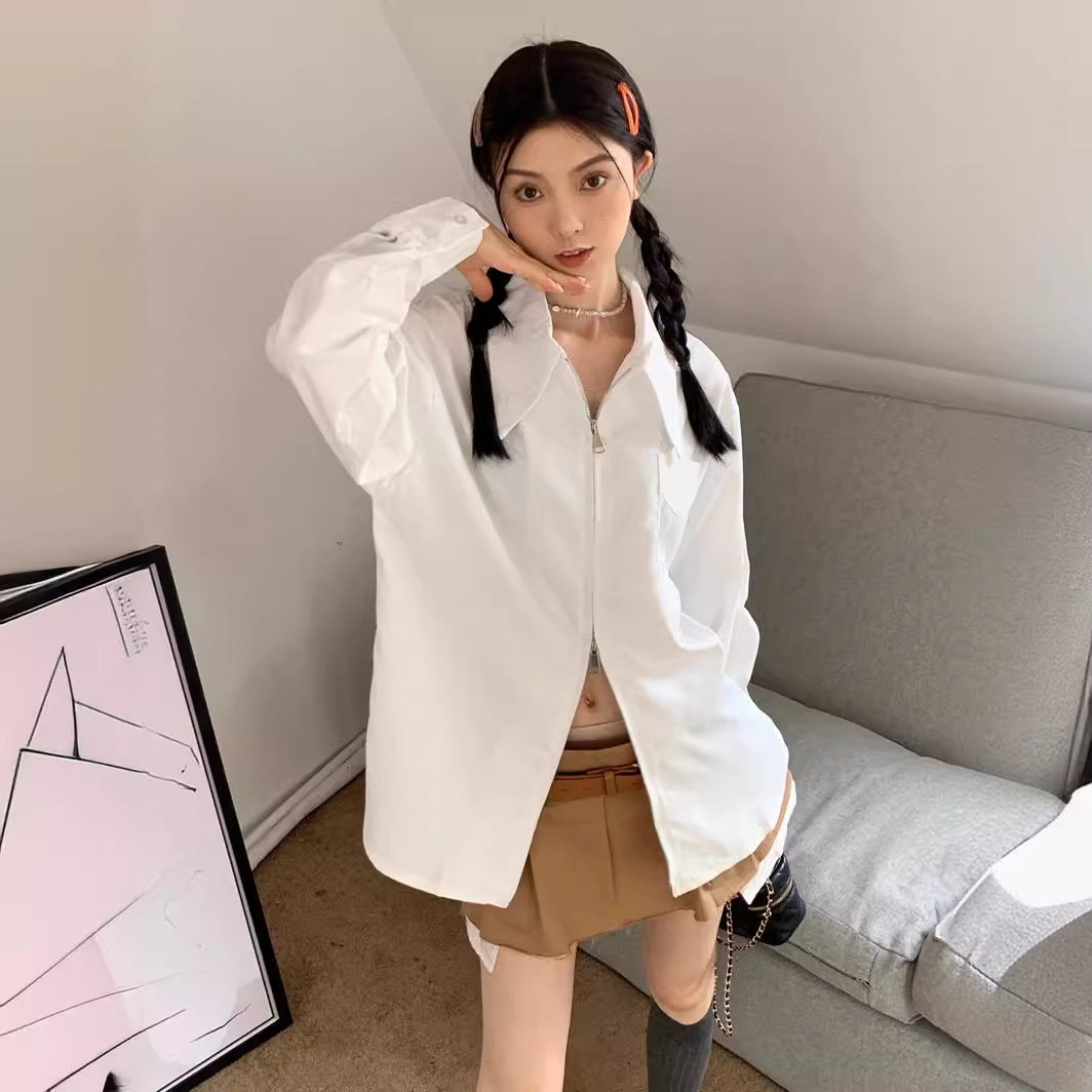 Chaqueta estilo Chanel blanca con doble cremallera, combinada con una nueva camiseta o camisa de verano para mujer, de corte holgado con cremallera.