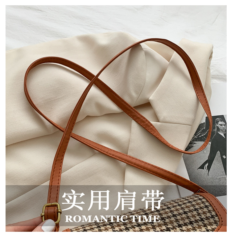 Retro Fashion Messenger Bag display picture 23