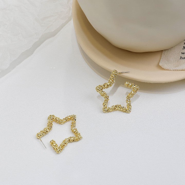 金色の耳飾り ~ 冷たい風の金属の質感の耳の輪のピアスの女性の個性はファッションの欧米の風の爆発的なイヤリングを合わせます。|undefined