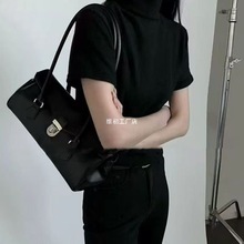 韩国东大门代购复古学院风简约单肩腋下包ins感小众机车包潮