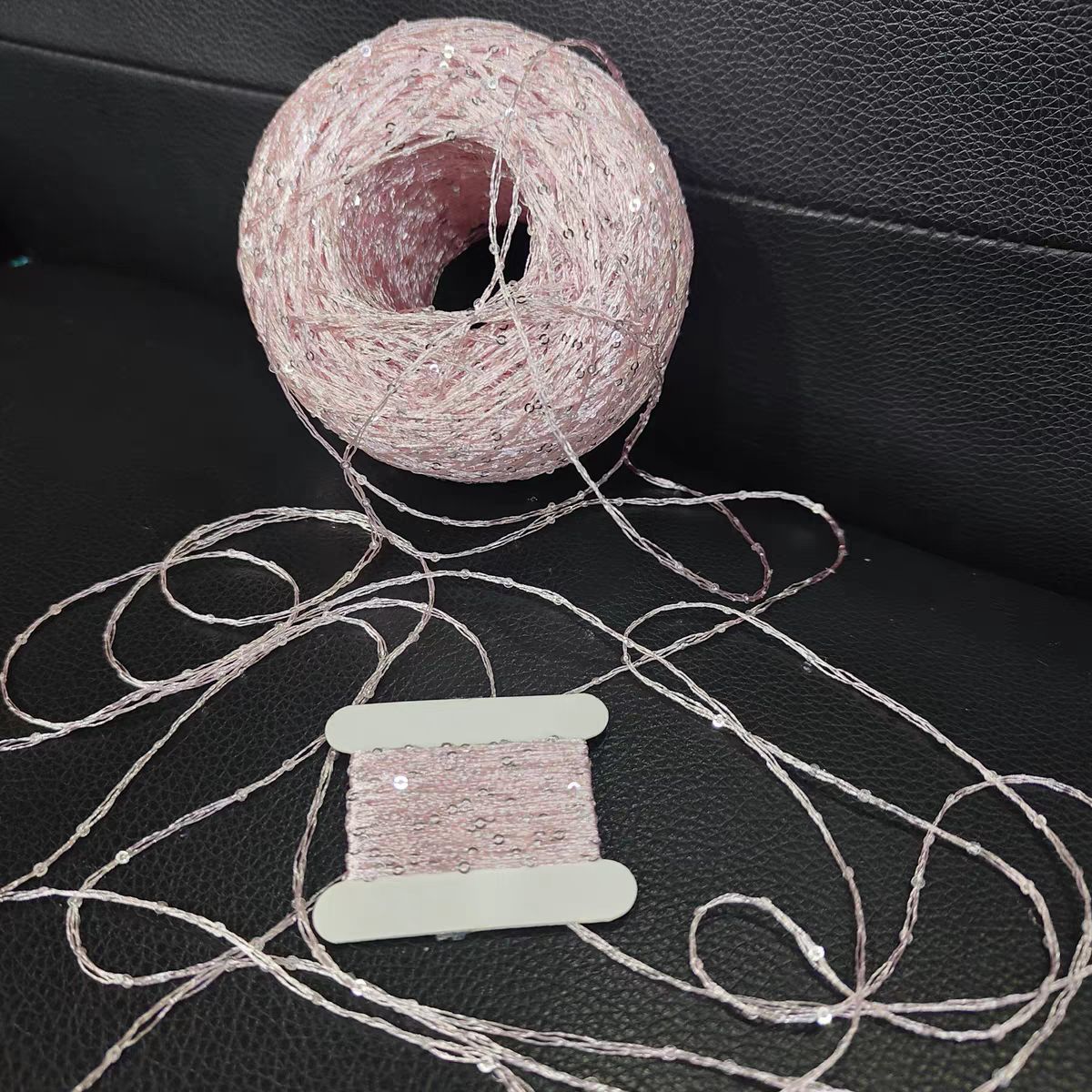 Sequin alambre de seda seda seda seda de color brillante cuentas de gancho suéter DIY tejido a mano 50g fábrica al por mayor