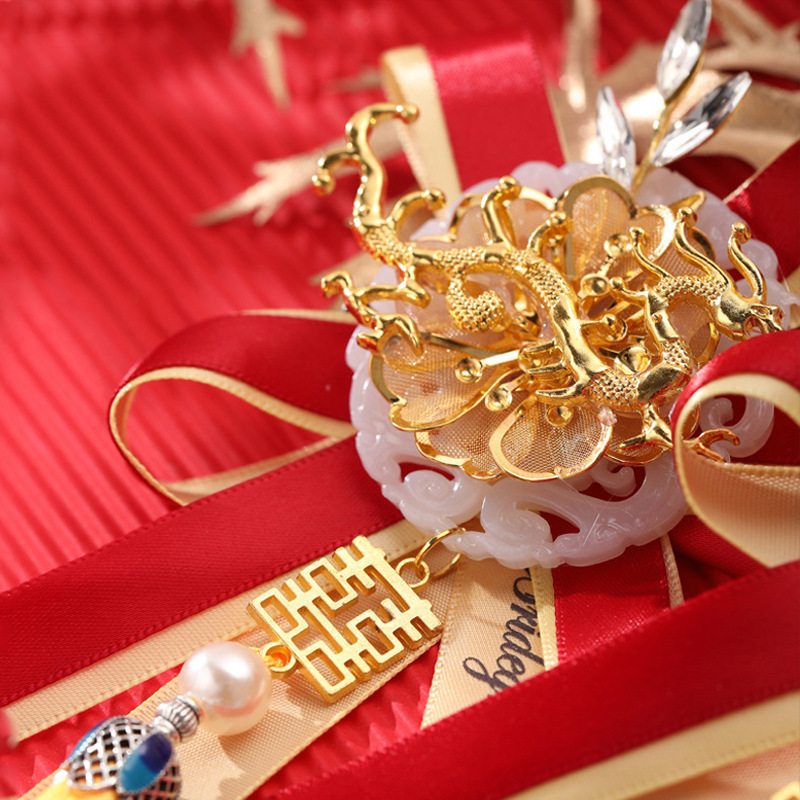 胸の花の結婚式のフルセットの新郎新婦は結婚します。|undefined