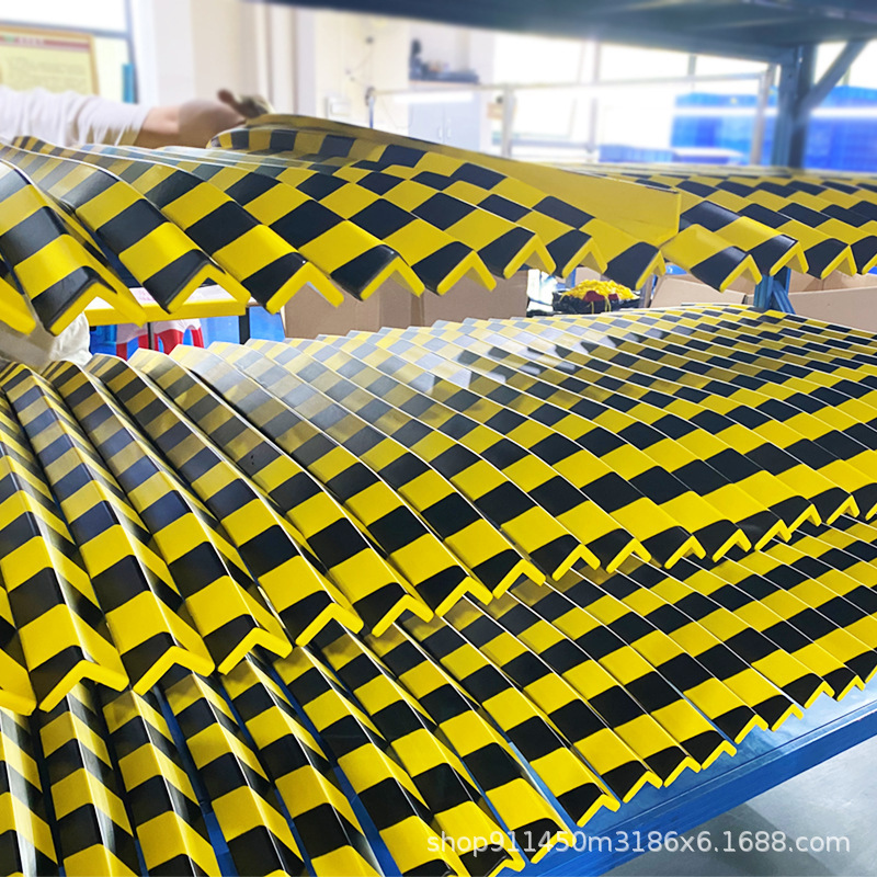 厂家直销地下车库墙角安全警示条反光护角条不打孔自粘胶防撞条