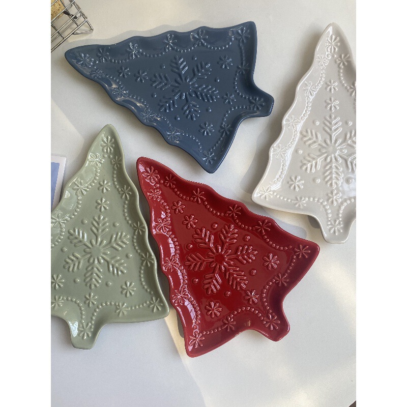 Export overstock, Christmas-themed embossed Christmas tree plates, ceramic plates for home use, creating a festive atmosphere, suitable for serving fries or as decorative plates Export overstock, Christmas-themed embossed Christmas tree plates, ceramic plates for home use, creating a festive atmosphere, suitable for serving fries or as decorative plates