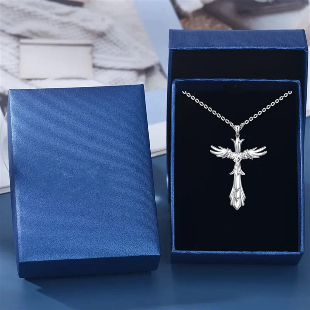 Collana con ciondolo croce e ali d'angelo per donna stile retrò_voghion.com