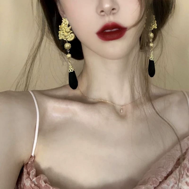 Retro atmospheric black earrings, french style, wide color palette