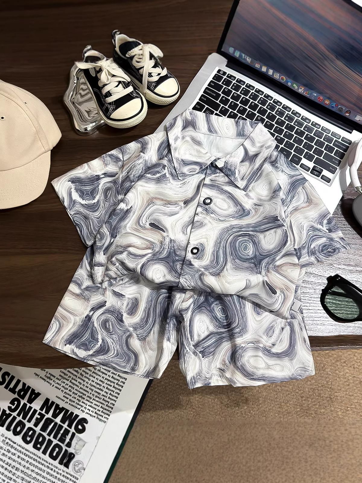 Niños de verano nueva camisa de estilo de Hong Kong hombre camisa de estilo de playa de moda nacional ropa de mangas cortas para niños al por mayor