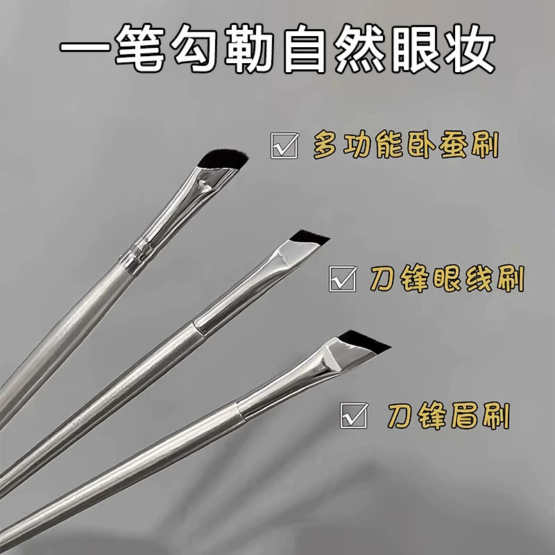 Новичок применяет новый клинок для подводки для глаз кисть для век до лежа шелкопряда кисть для макияжа щетка для щетки под углом щетка для бровей