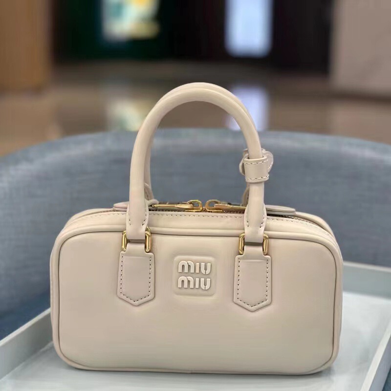 miu ボウリングバッグ新しいプリーツレトロボストンピローバッグシングルショルダークロスボディポータブルブリーフケース小さな正方形バッグ|undefined