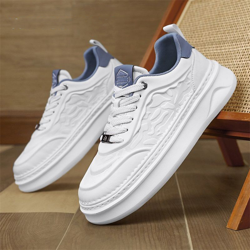Verano 2025 nuevos zapatos de hombre pequeños zapatos blancos de moda masculina versátil estilo coreano cómodos zapatos deportivos casuales