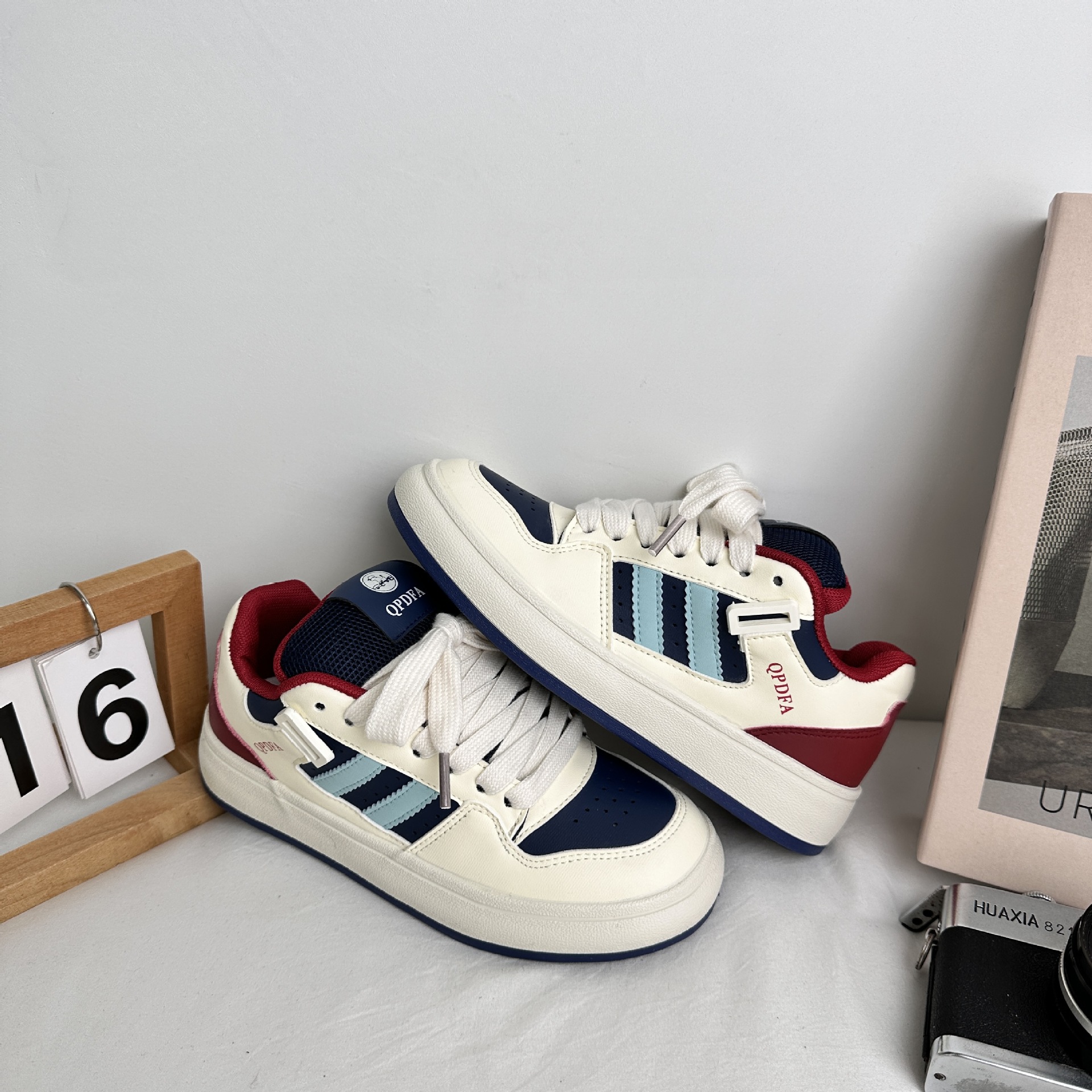 Yuanbo 2025 primavera nuevos zapatos de deporte para estudiantes, zapatos blancos de tendencia de todo fósforo para mujeres, zapatos de lona deportivos casuales coreanos, en nombre del cabello