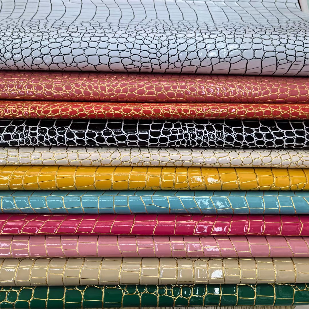 PVC现货0.8MM厚度荔枝鳄鱼纹皮革时尚箱包皮具文具鞋子PVC人造革