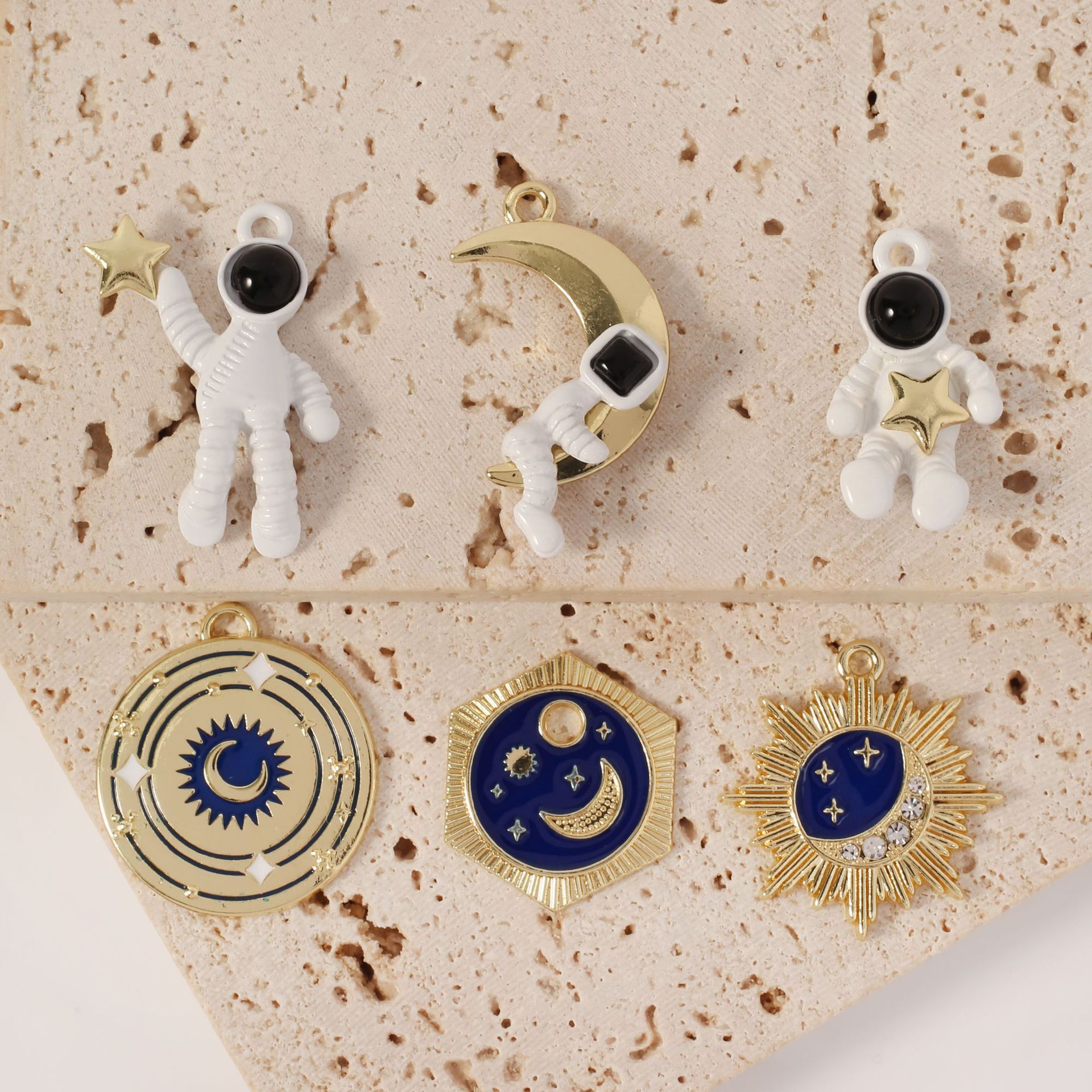 1 Piece 24*31mm Alloy Astronaut Star Moon Pendant display picture 1