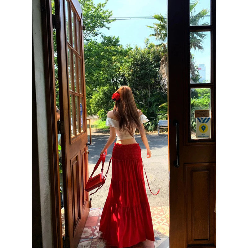 女性のための美しい夏の小さなスーツ、夏のフレンチな雰囲気のリゾートスタイルのワンショルダートップとハーフ丈スカートの2点セット|undefined