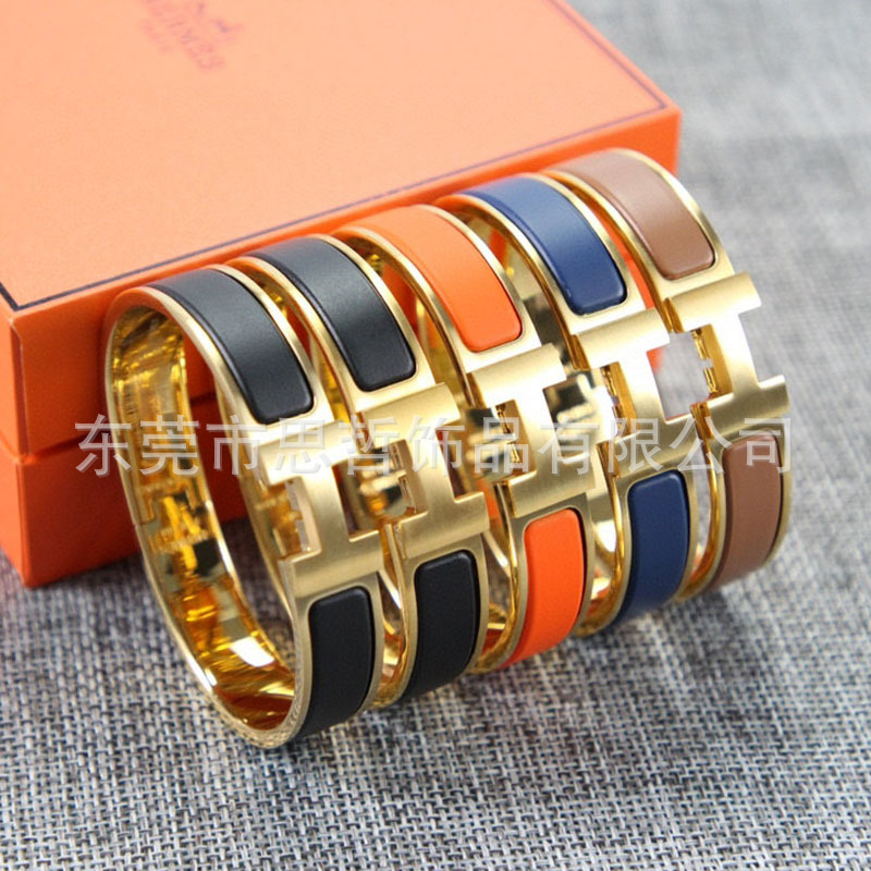 Fábrica directa europea y americana esmalte negro Guerrero pulsera fábrica al por mayor titanio acero Pulsera original diseño luz lujo accesorios femeninos