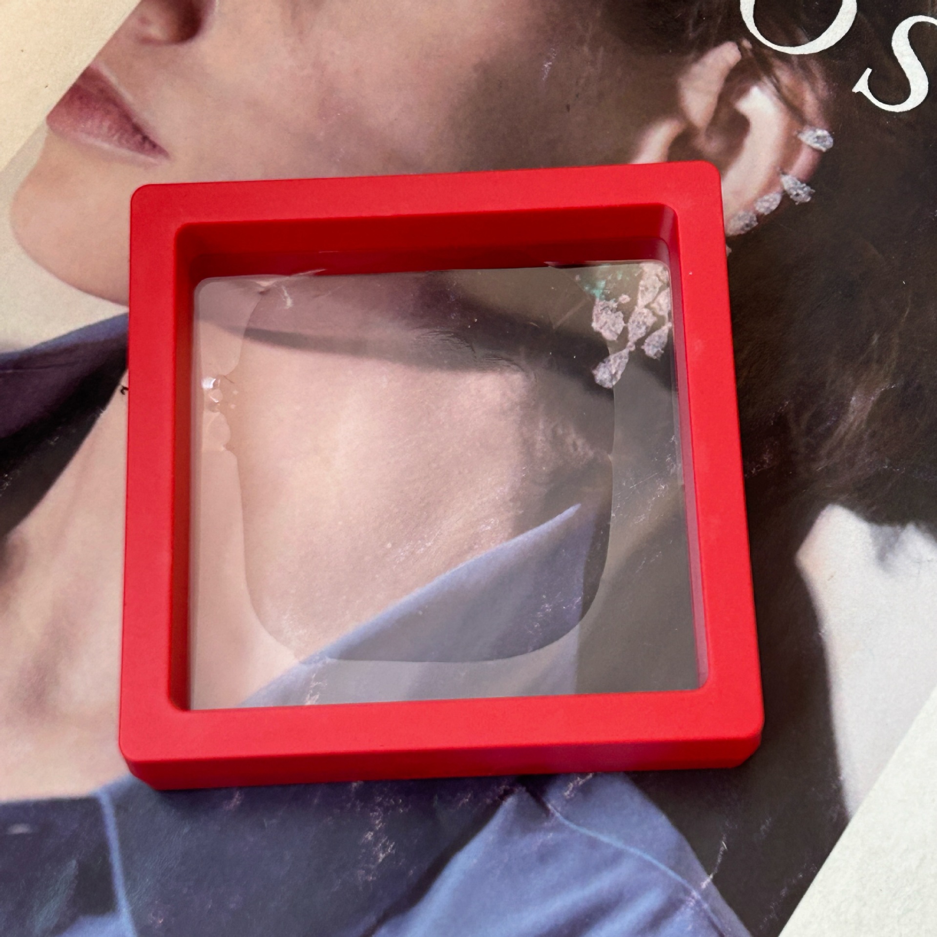 Matching red suspension box