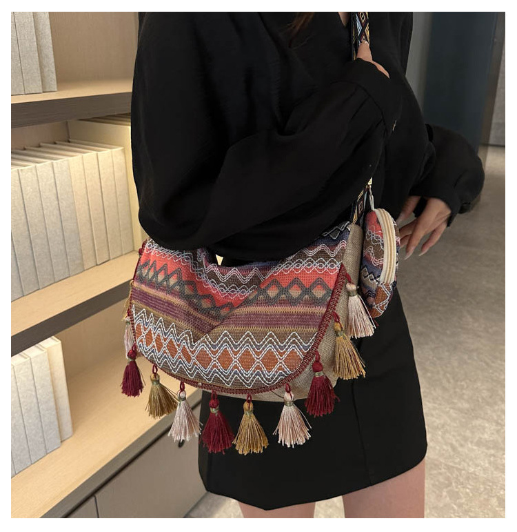 Women's Medium Special Material Geometric Ethnic Style Streetwear Tassel Dumpling Shape Zipper Tote Bag display picture 12