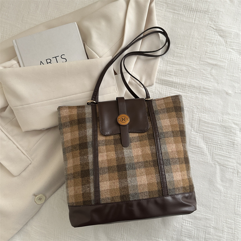 Bolsas de invierno a cuadros de gran capacidad para mujeres otoño y invierno 2024 nueva moda retro bolsas de tote versátiles mochila de hombro casual