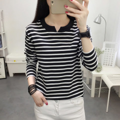 太ったmmは太って大きいサイズのゆったりした長袖のtシャツの婦人服の秋衣の純綿の底のシャツの外で白黒のストライプの上着を着ます。