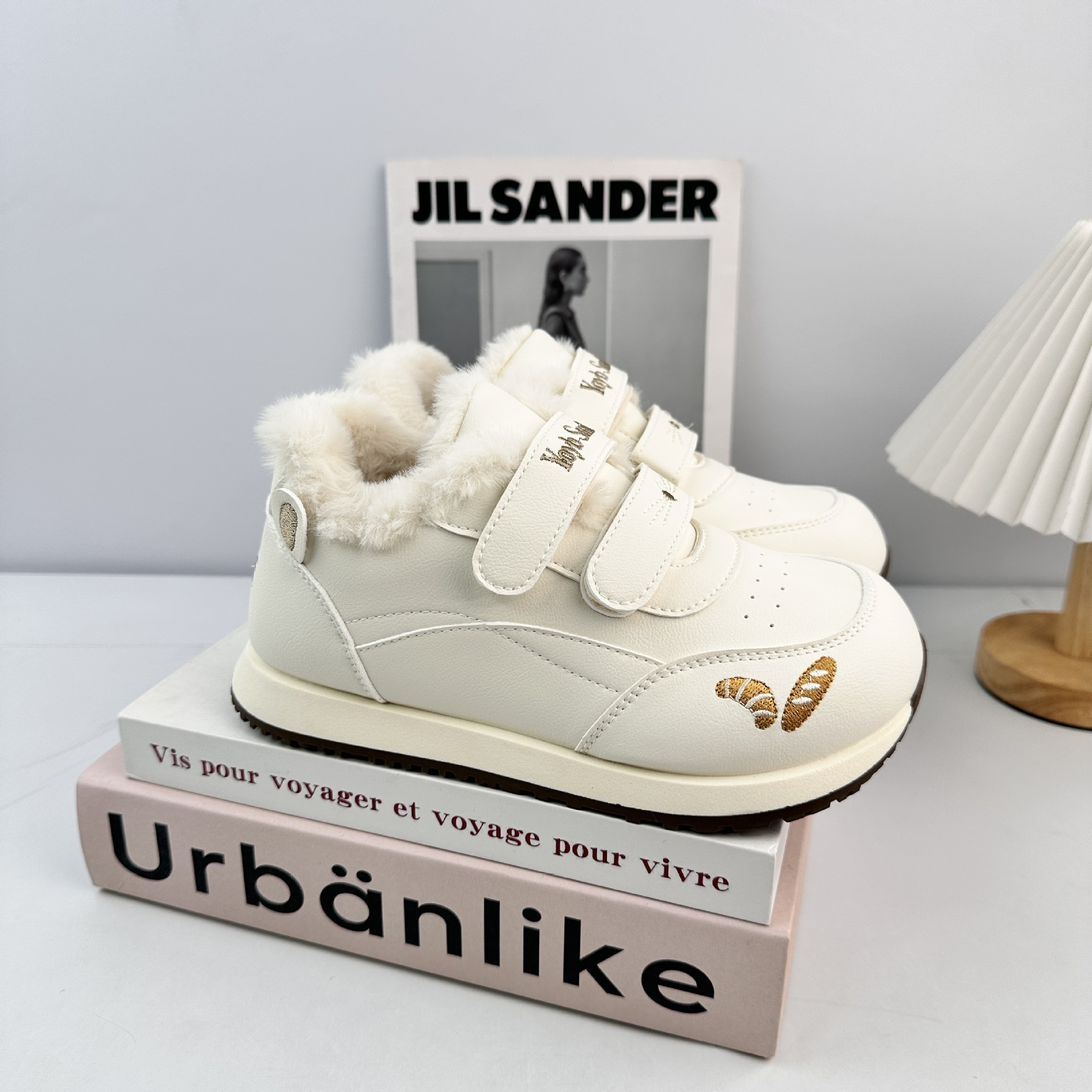 Yuanbo coreano casual y zapatos de veludo para mujeres 2025 invierno nuevo tipo de zapatos blancos con suela gruesa, zapatos de algodón casuales variados