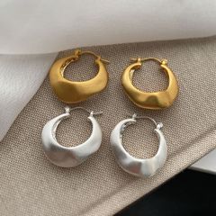 新型の不規則なデザインの耳輪はフランス式です。