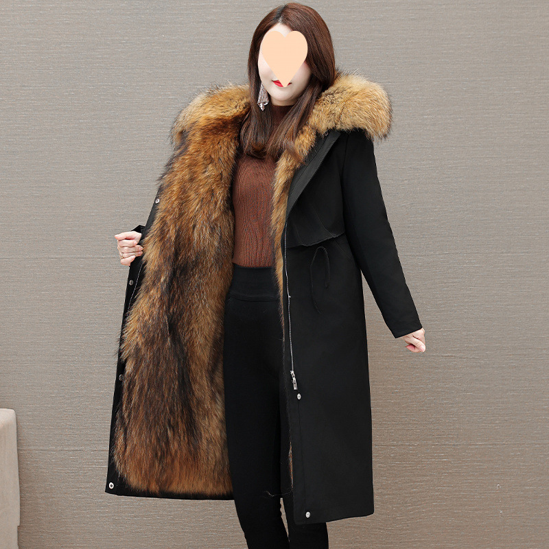 골드 안감이 돋보이는 블랙 재킷