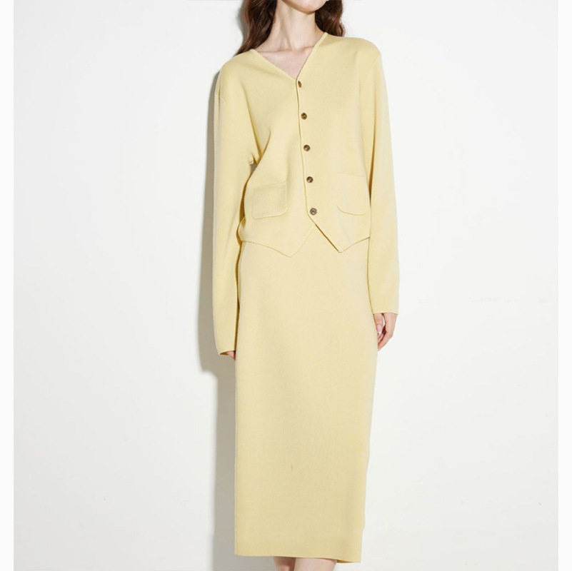 奶油黄法式简约套装裙女装2022秋季新款百搭气质v领针织衫两件套