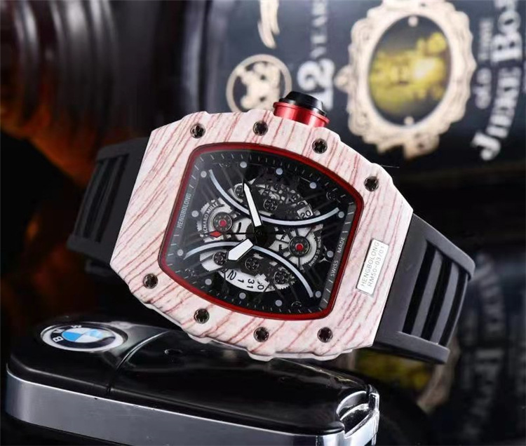 2021 neue tonnenförmige Holzmaserung Herrenuhr, modische hohle Geisterkopf-Quarzuhr_voghion.com