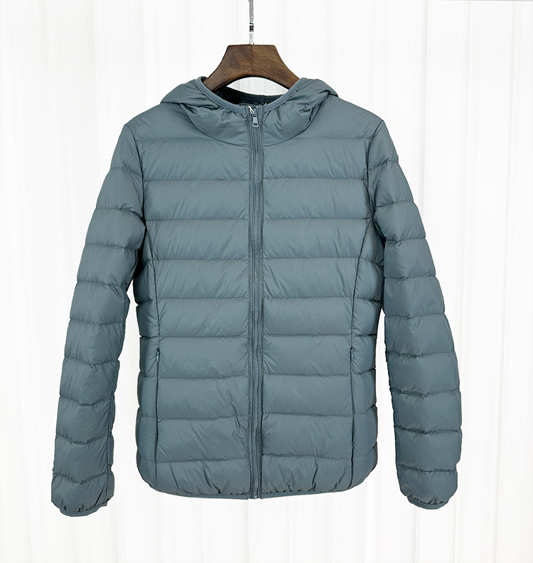 Chaqueta de plumón ligera para mujeres otoño y invierno 2025 nueva chaqueta de plumón de costillas con capuchón corto conveniente para almacenar chaqueta pequeña