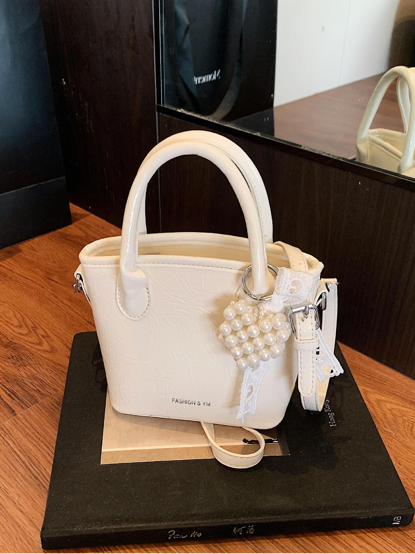 Bolso de cubo de mano súper caliente de comercio exterior 2025 nuevo bolso de hombro de tendencia salvaje de moda bolso de mensajero de nicho de alta gama de moda