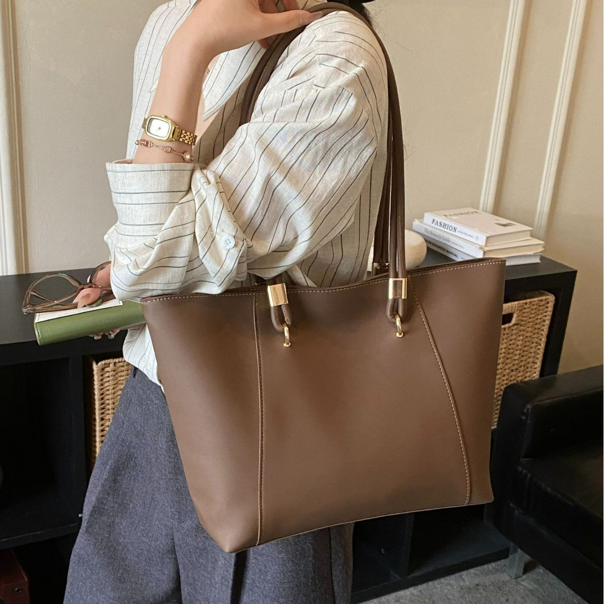 Retro Women's Shoulder Bag Large Capacity Commuter Tote Handbag_voghion.com