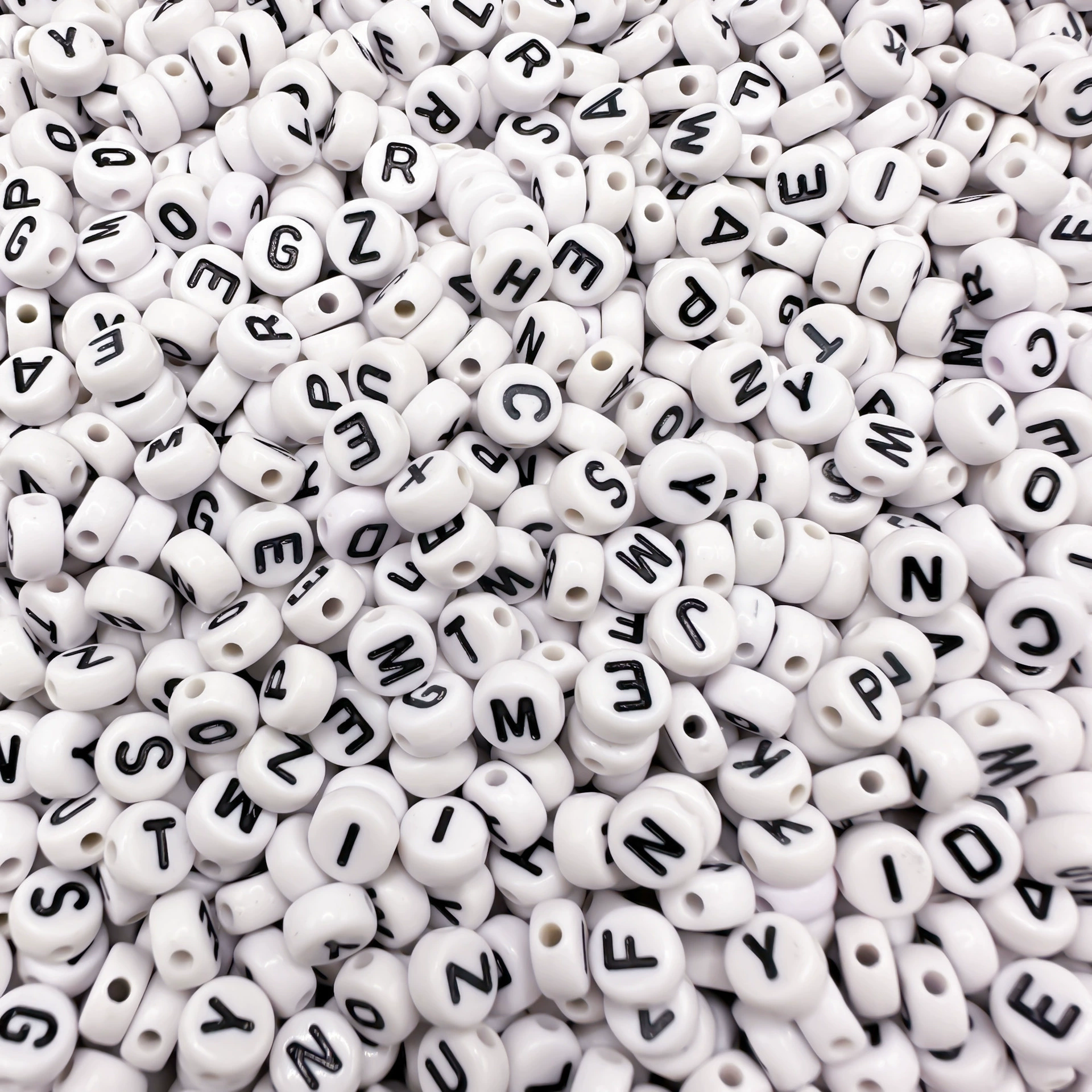 Акриловые буквы на белом фоне, черные буквы, бусины, плоские круглые бусины, ювелирные изделия своими руками, браслет, аксессуары для изготовления бисера, материал для свободного бисера