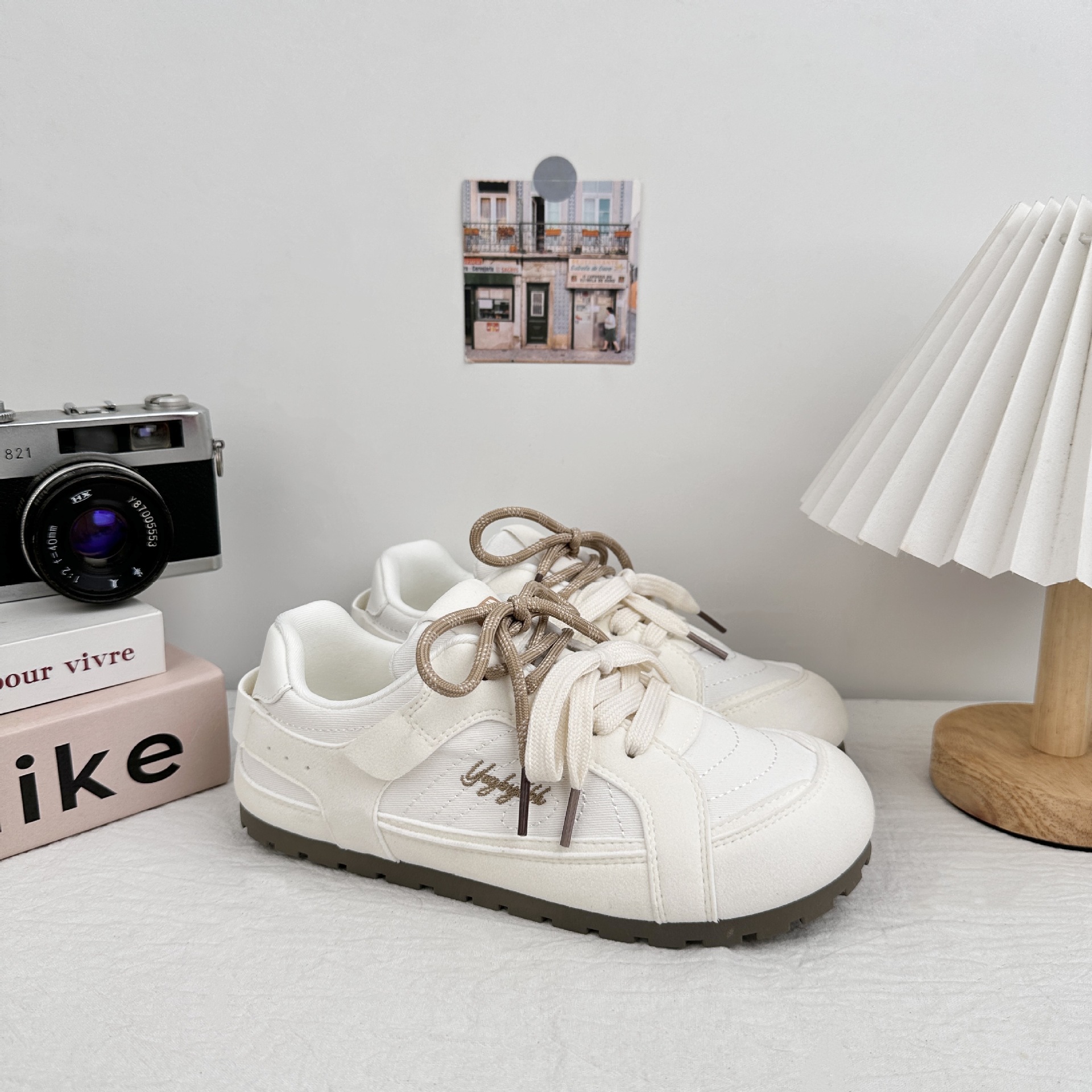 Zapatos de entrenamiento de niñas de verano de 2025 nuevos modelos de explosión con falda casual zapatos de skate pequeños zapatos blancos