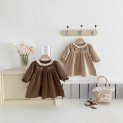 女の子の春の服のワンピースの韓国版の子供の洋気の春秋の花の縁の襟は女の子の王女の外出するスカートを襟を返します。
