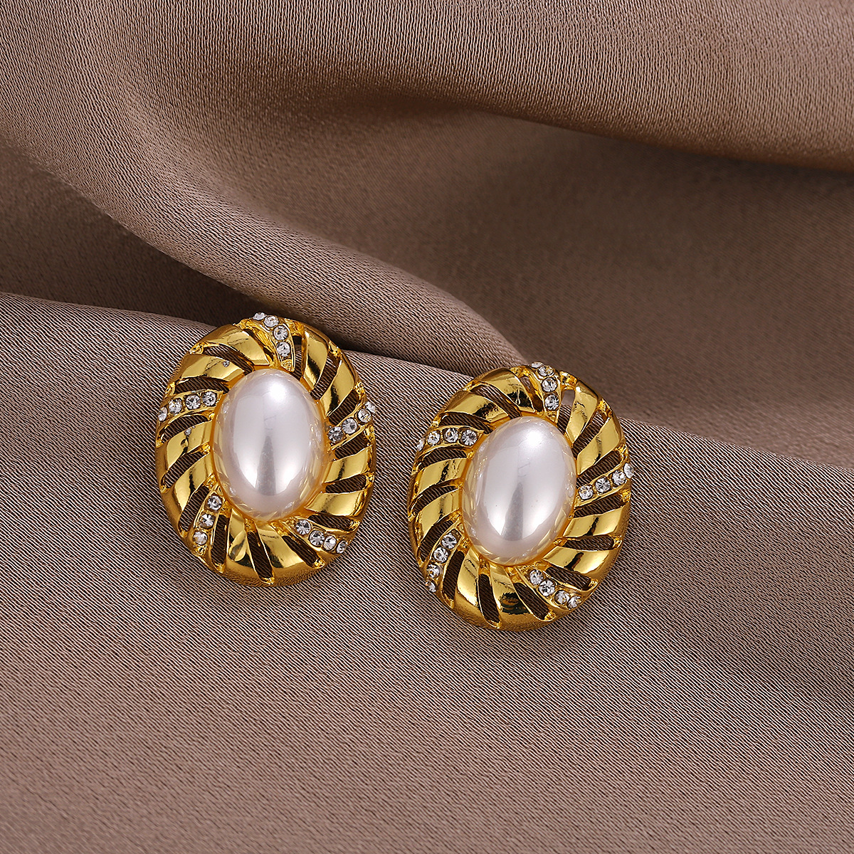 Pendientes de perlas ovales de diamantes de aguja de plata galvanizada de oro real Pendientes retro de moda europea y americana Pendientes de alto grado medio y antiguo para mujeres