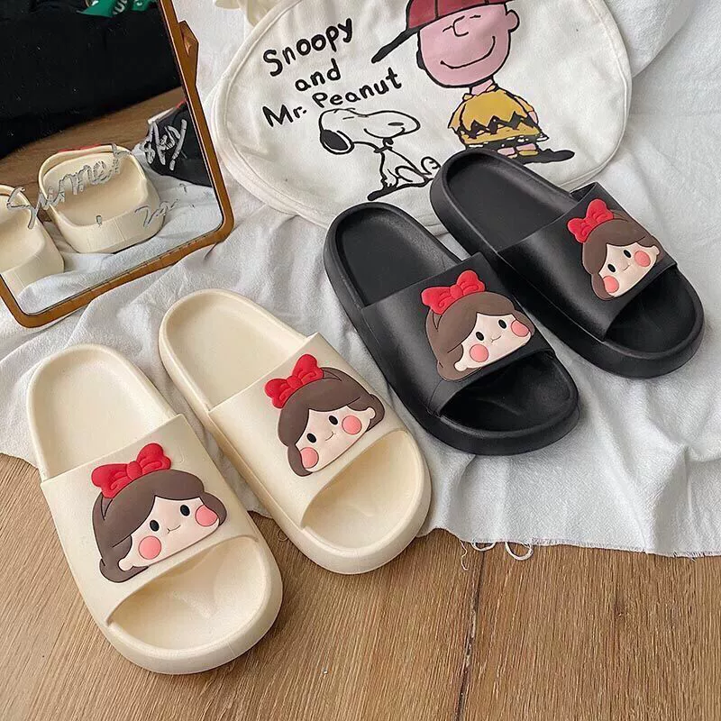 Женские летние тапочки в корейском стиле с милым мультяшным принтом для дома и улицы, нескользящие тапочки для ванной и душа с толстой подошвой, на которых можно чувствовать себя как на облаке.