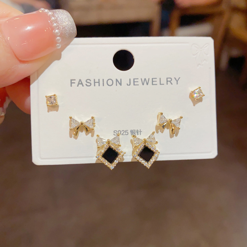 S925 aguja de plata micro incrustaciones de circón pendientes cortos pendientes de pelo corto japonés y coreano elegante todo-fósforo simple conjunto de tres piezas pendientes para las mujeres