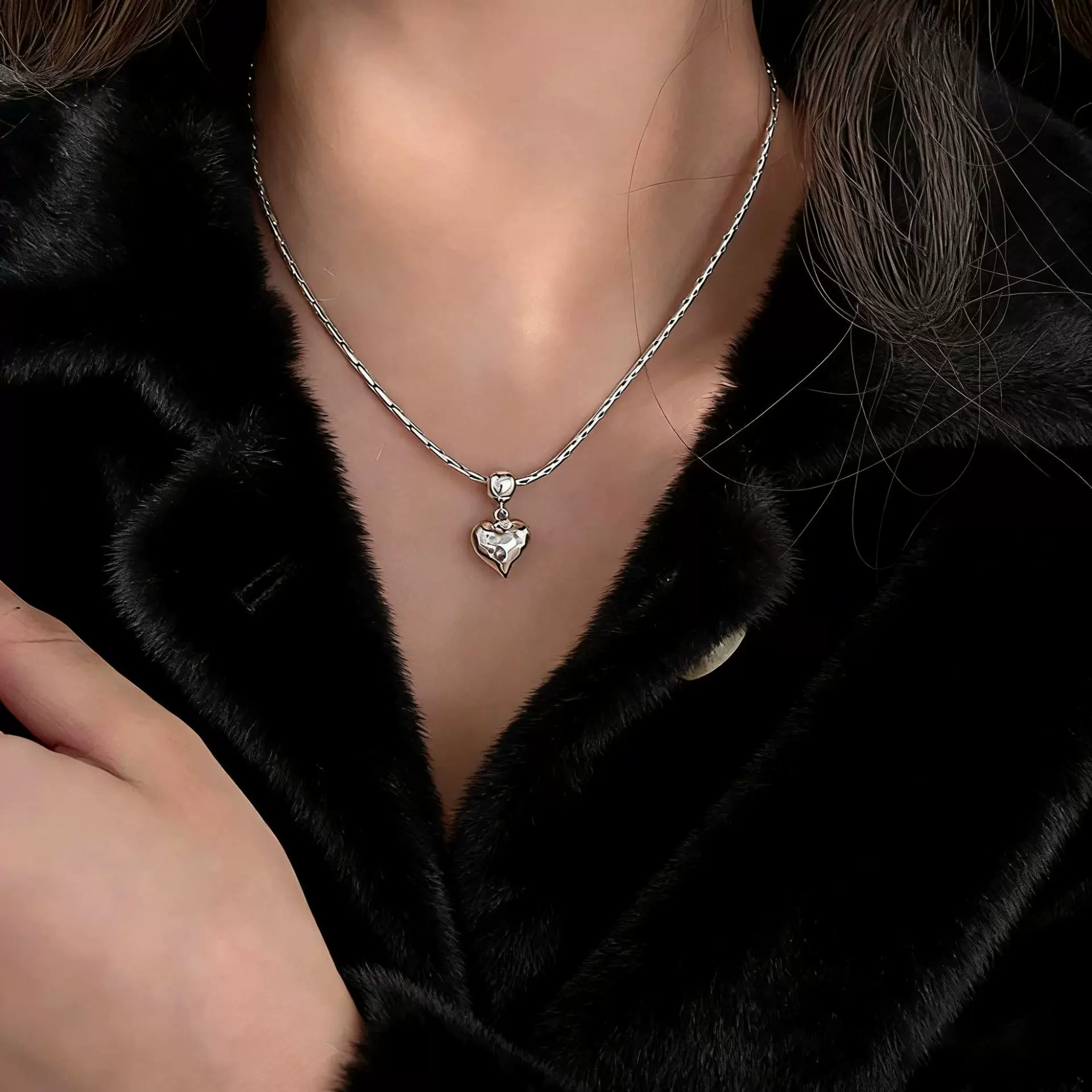 冷淡风日常简约桃心吊坠项链女新款百搭饰品简约立体爱心锁骨链