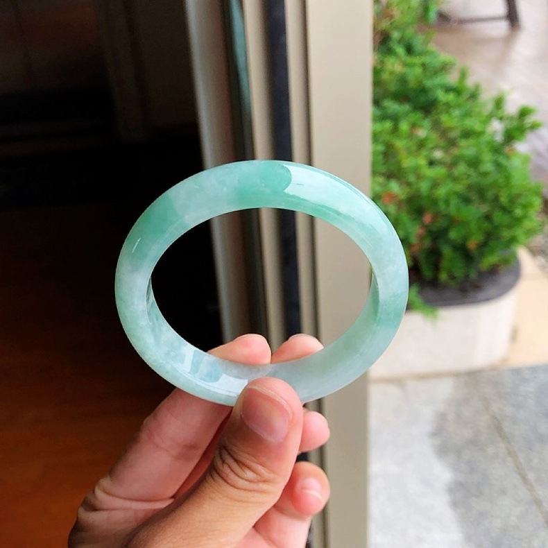 Vòng tay ngọc bích tự nhiên Miến Điện loại A hàng chính hãng dáng tròn nho xanh nhạt chi tiết 8