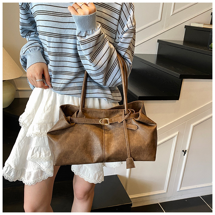 The laid-back style large-capacity underarm tote bag for women in 2025, with a lock, is fashionable and versatile. It's a trendy single-shoulder bag for commuting undefined
