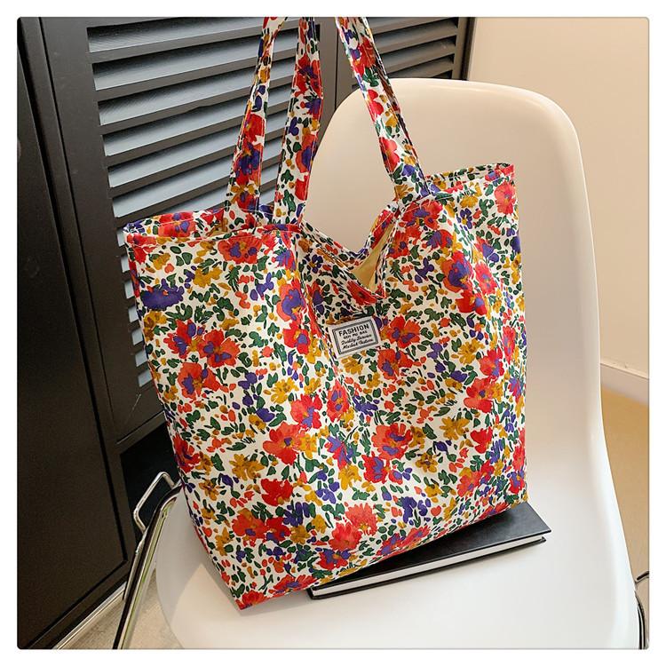The large-capacity single-shoulder bag for student commuting is a bestseller in early spring. The Korean-style fresh and simple floral fabric bag is a versatile tote bag undefined