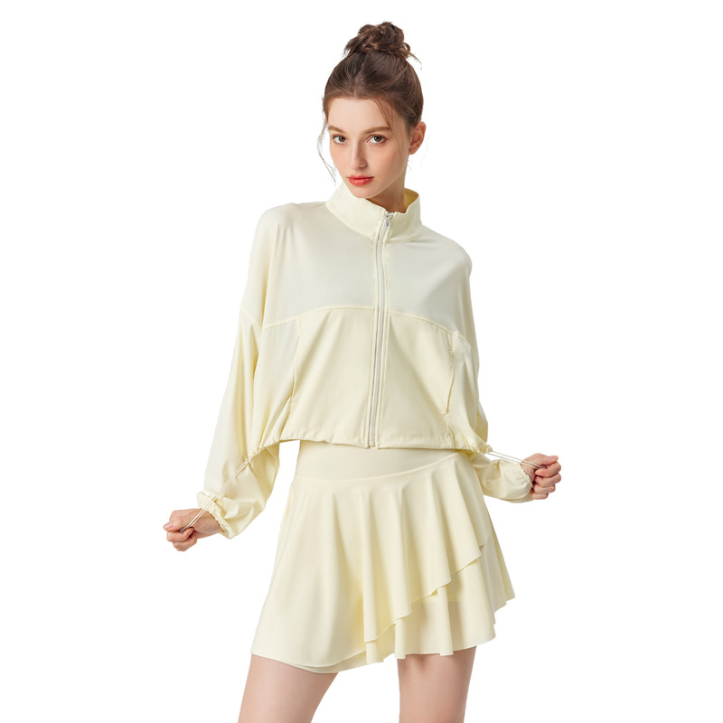 Conjunto deportivo para mujer: chaqueta transpirable de protección solar para exteriores, top de yoga, falda corta plisada y falda de bádminton.