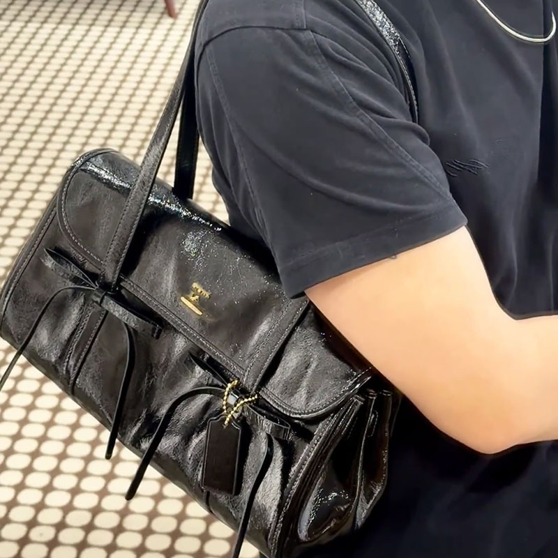 2026 New Oil Wax Leather Bridget 34 Butterfly Flap Shoulder Bag Vintage Simple Underarm Bag for Women 2026 New Oil Wax Leather Bridget 34 Butterfly Flap Shoulder Bag Vintage Simple Underarm Bag for Women