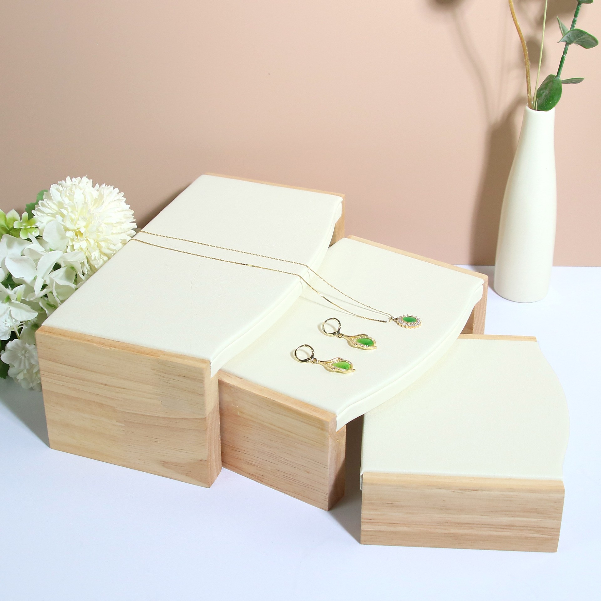 ʵľ����չʾ�ܲ輸��Ʒ�鱦չʾ����������װ�����������Ӱڼ���